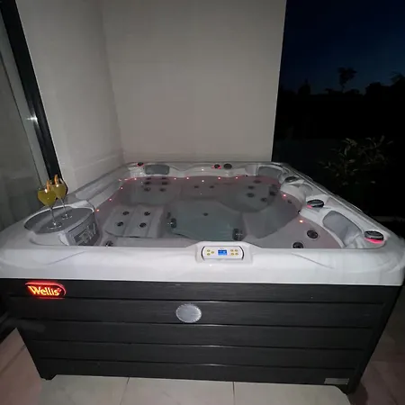 New Luxury Air-conditioned Apartment, With Jacuzzi, Free Parking And Gardens Pula