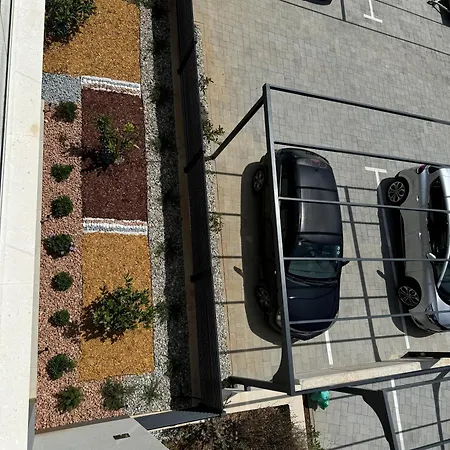Apartment New Luxury Air-conditioned Apartment, With Jacuzzi, Free Parking And Gardens