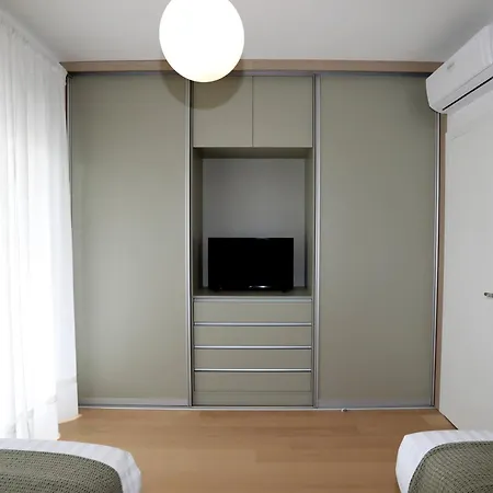 New Luxury Air-conditioned Apartment, With Jacuzzi, Free Parking And Gardens Apartment Pula