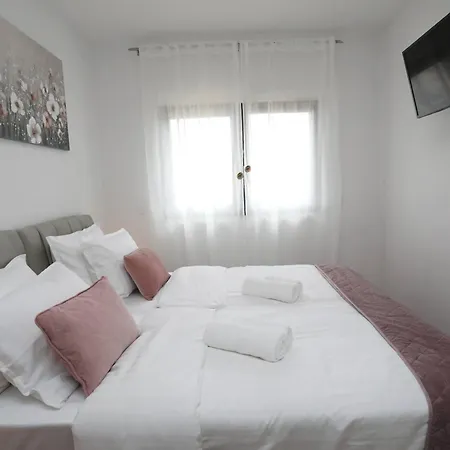 New Luxury Air-conditioned Apartment, With Jacuzzi, Free Parking And Gardens Apartment Pula