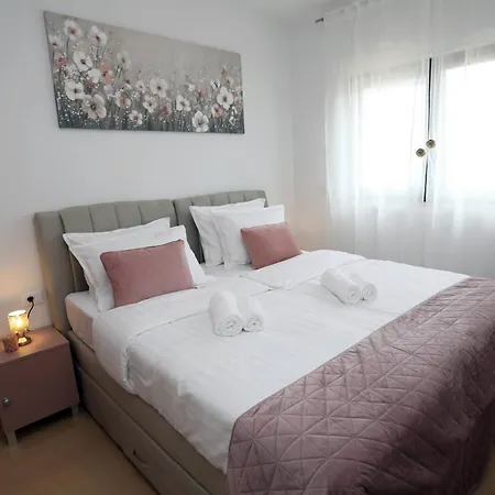 Apartment New Luxury Air-conditioned Apartment, With Jacuzzi, Free Parking And Gardens