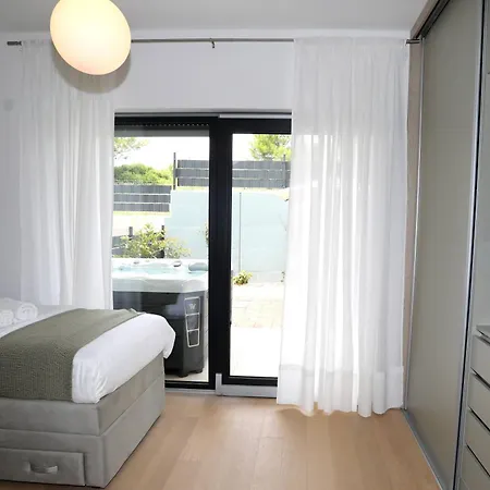 Apartment New Luxury Air-conditioned Apartment, With Jacuzzi, Free Parking And Gardens *