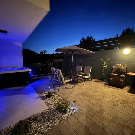 New Luxury Air-conditioned Apartment, With Jacuzzi, Free Parking And Gardens Apartment *