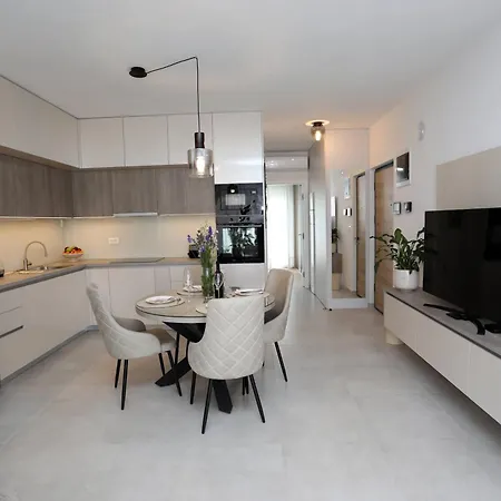 Apartment New Luxury Air-conditioned Apartment, With Jacuzzi, Free Parking And Gardens *