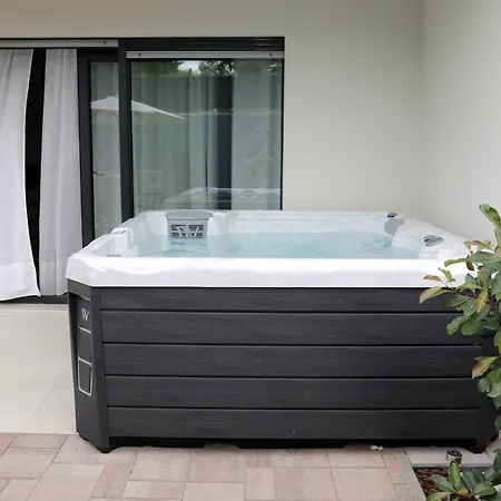 Apartment New Luxury Air-conditioned Apartment, With Jacuzzi, Free Parking And Gardens *