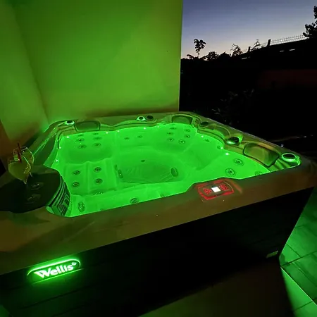New Luxury Air-conditioned Apartment, With Jacuzzi, Free Parking And Gardens *