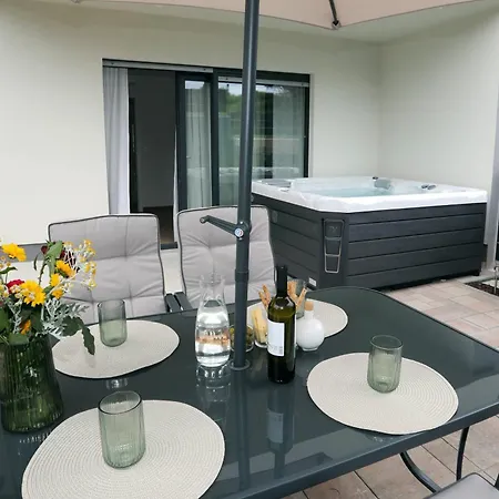 Apartment New Luxury Air-conditioned Apartment, With Jacuzzi, Free Parking And Gardens *