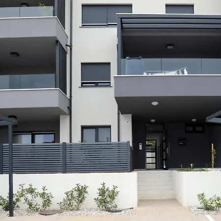 New Luxury Air-conditioned Apartment, With Jacuzzi, Free Parking And Gardens Apartment *