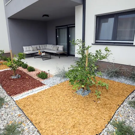 New Luxury Air-conditioned Apartment, With Jacuzzi, Free Parking And Gardens Apartment *
