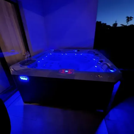 New Luxury Air-conditioned Apartment, With Jacuzzi, Free Parking And Gardens Apartment