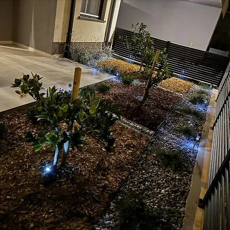 Apartman New Luxury Air-conditioned Apartment, With Jacuzzi, Free Parking And Gardens *