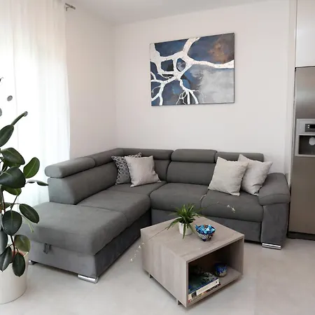 New Luxury Air-conditioned Apartment, With Jacuzzi, Free Parking And Gardens Apartman Póla